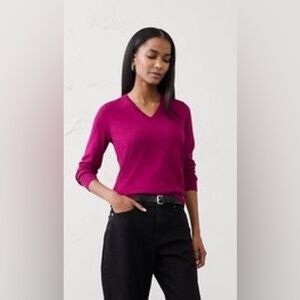 Banana Republic V-neck sweater with long sleeves. Size XS. 80% merino wool.